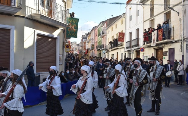 La Font de la Figuera cierra hoy sus fiestas de Moros, Cristianos y Contrabandistas