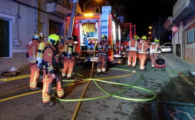 Un hombre, detenido por intentar matar a su familia al incendiar su casa en Ribarroja