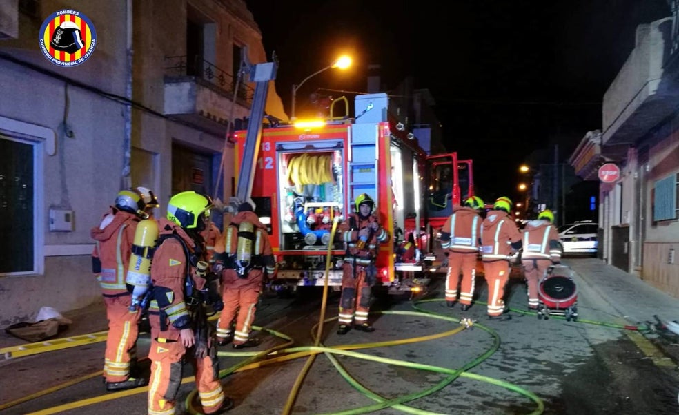 Un hombre, detenido por intentar matar a su familia al incendiar su casa en Ribarroja