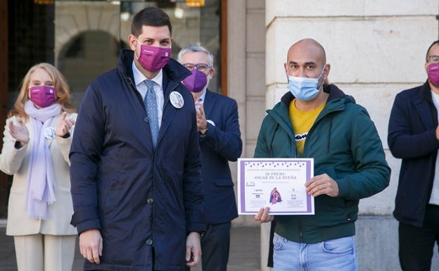 Óscar de la Dueña gana el primer premio del Concurso de Relatos Feministas de la UV en Gandia