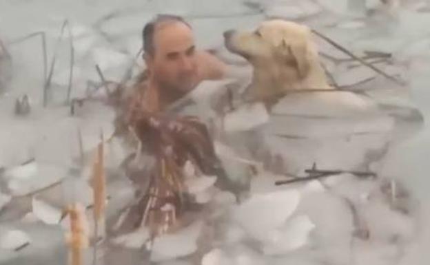 Dos agentes de la Guardia Civil se tiran a un embalse helado para salvar a un perro