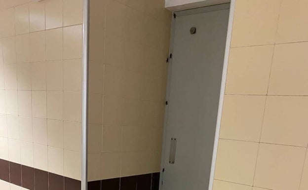 Sanitarios alertan de brotes de cucarachas en la planta baja del hospital Clínico de Valencia