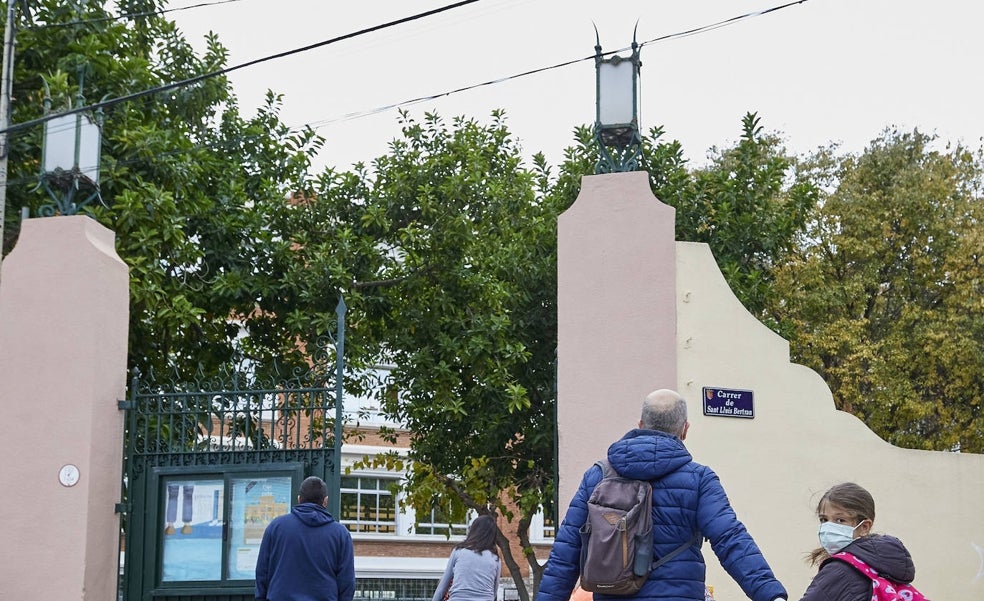 Los padres ante la vacuna infantil: «Por un lado quiero vacunar a mi niña y por otro tengo miedo»