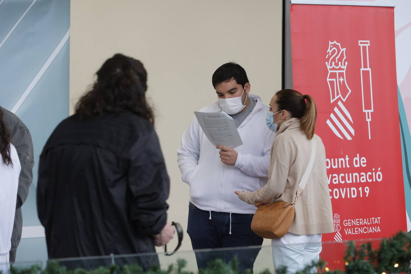 Los valencianos hacen grandes colas para vacunarse en los centros comerciales