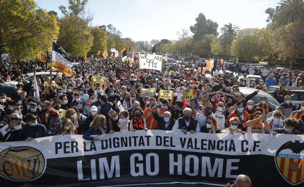 Las caras conocidas del valencianismo no se pierden la manifestación contra Peter Lim