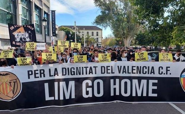 El valencianismo clama contra Peter Lim