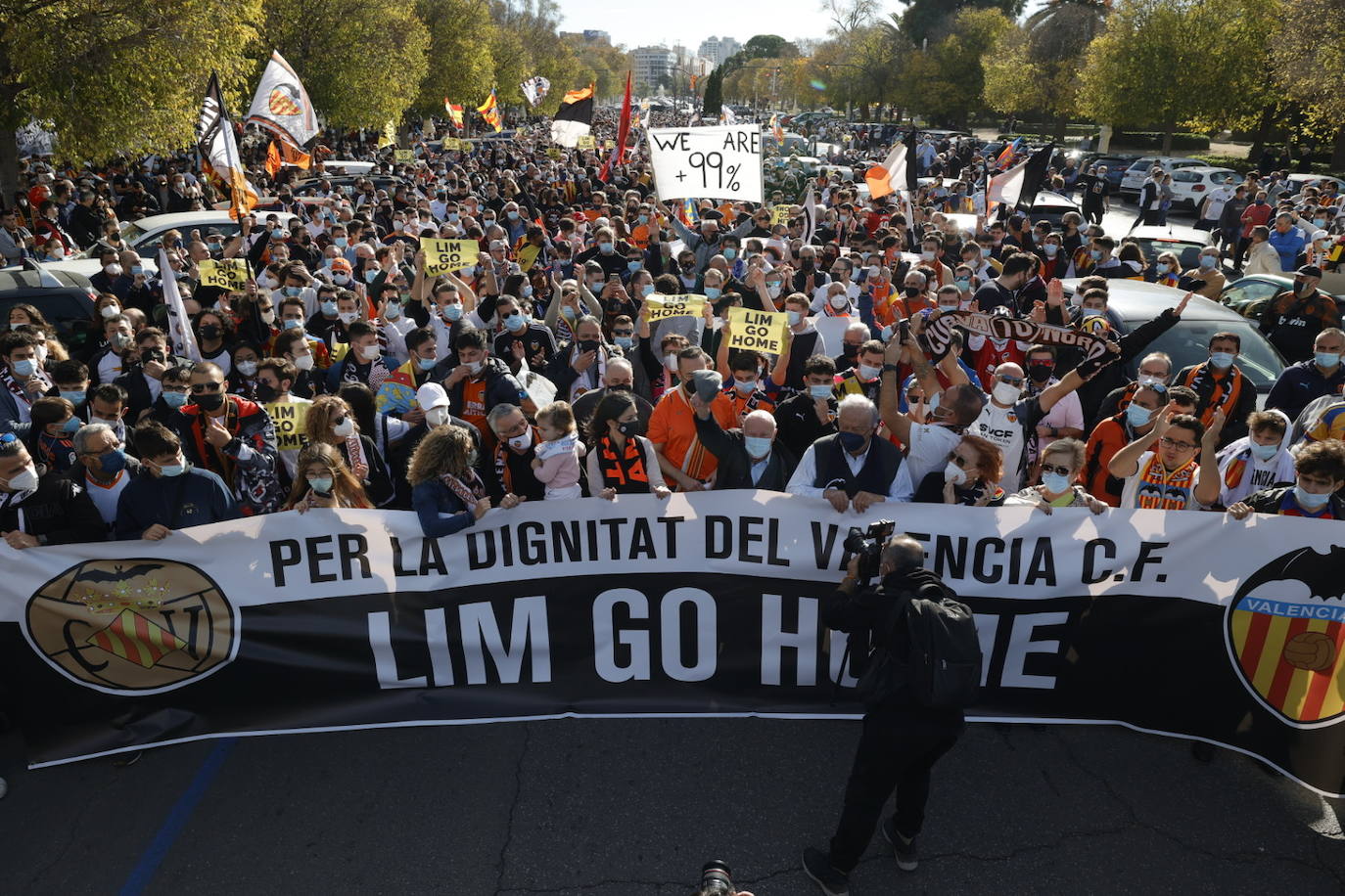 Manifestación de aficionados del Valencia CF contra Peter Lim