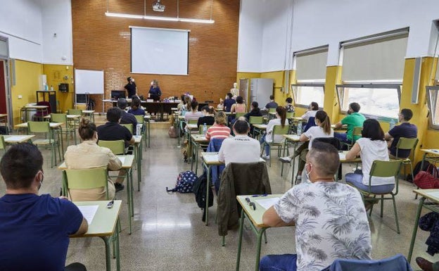 Educación reduce a la mitad las oposiciones de maestros por la ley que consolidará interinos