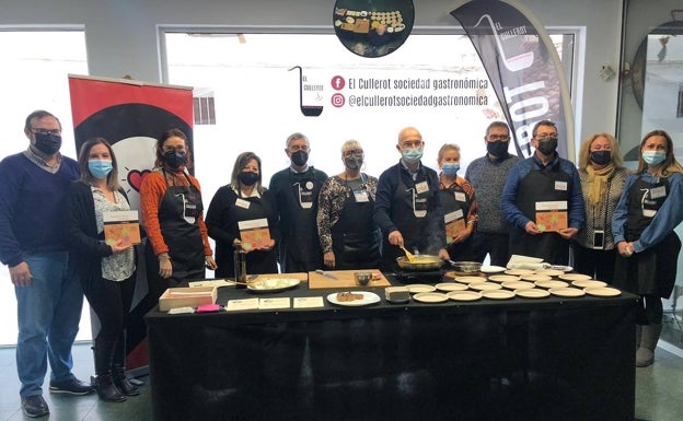 Tres entidades de Alaquàs editan un libro con 32 recetas saludables para un proyecto de cocina solidaria