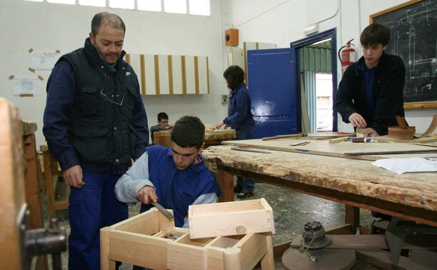 Seis de cada diez trabajadores de la industria carecen de formación