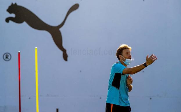 Javier Vidal, el hombre que llamó llorón al vestuario valencianista, dirigirá al equipo en ausencia de Bordalás