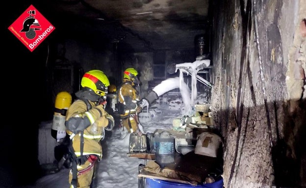 Los bomberos sofocan un incendio en una nave industrial de Muro