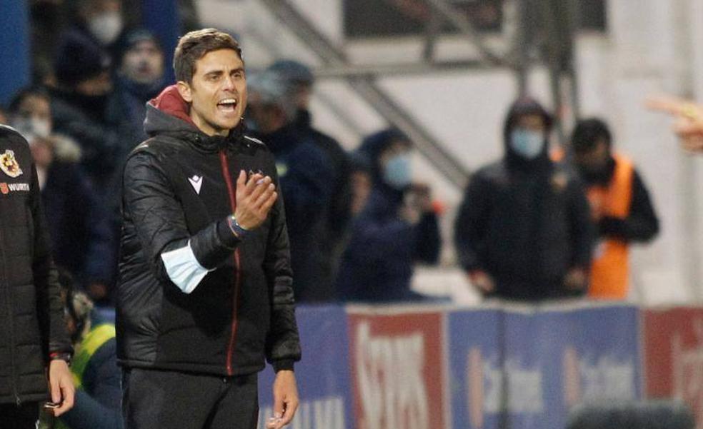 Alessio cava una tumba