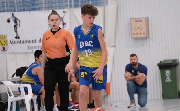 Ainoa Martín Vilar arbitra en la fase previa de la Minicopa Endesa