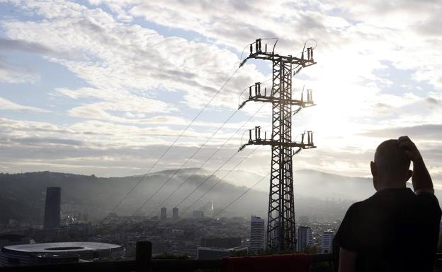 El precio de la luz sube este viernes: consulta las horas más baratas y más caras para poner la lavadora y para planchar