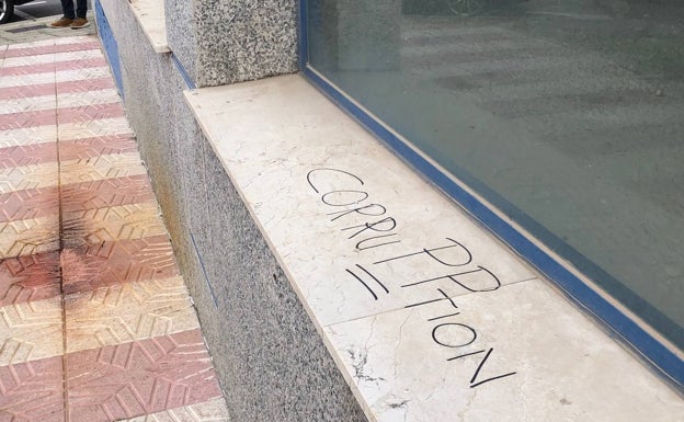 Pintadas contra en PP en el edificio donde vive el alcalde de Teulada