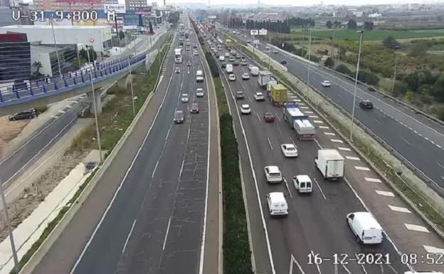 20 kilómetros de atascos para entrar a Valencia