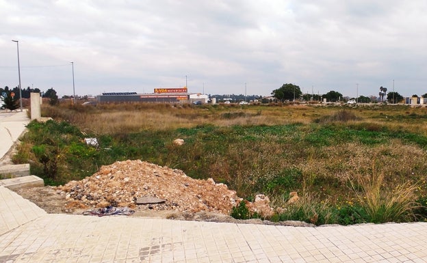 L'Alcúdia estudia permutar con la parroquia una parcela para ubicar el colegio concertado a cambio del edificio del antiguo hospital