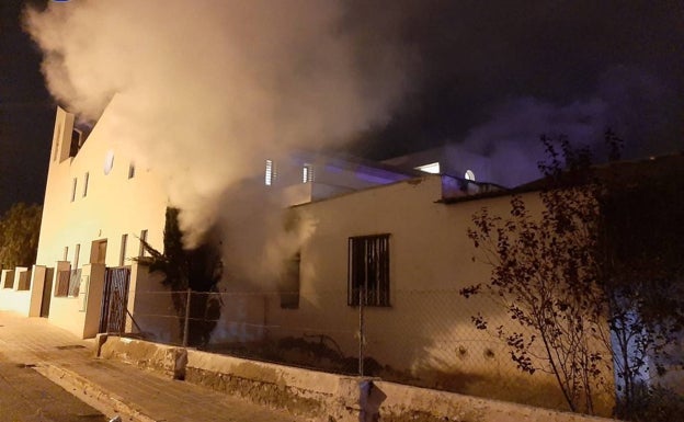 Un incendio afecta a la antigua ermita de Masamagrell que se está reformando