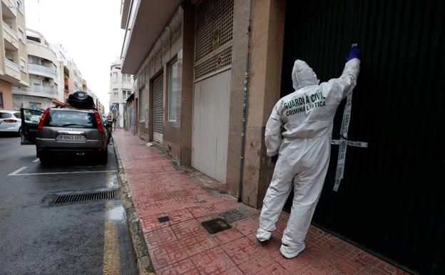 Un hombre se entrega tras asesinar a su pareja en Torrevieja