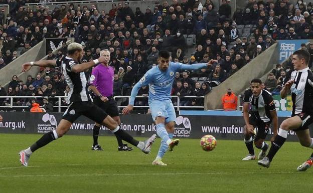 El exvalencianista Cancelo lo hace todo con el City: espectacular gol contra el Newcastle