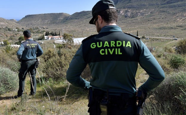 La Guardia Civil rescata a dos jóvenes que estaban a punto de despeñarse en Chelva