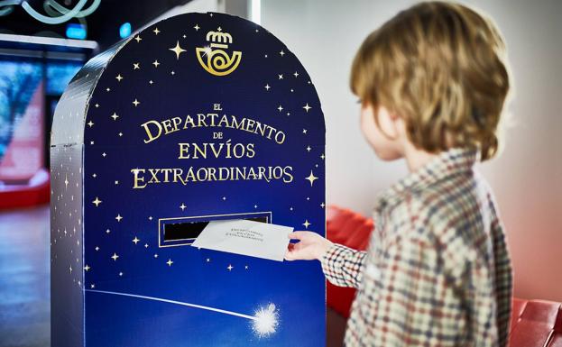 Correos instala 30 buzones especiales en Valencia para enviar cartas a Papá Noel y los Reyes Magos