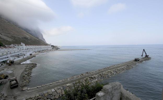 España reitera a Gibraltar de la ilegalidad de rellenos en el Peñón