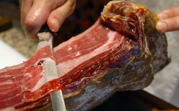 Cómo cortar bien el jamón serrano esta Navidad según la mayor asociación de expertos