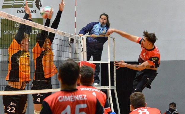 Gran victoria del equipo voleibol masculino del Xàtiva Voleibol ante el CV Muro de Mallorca