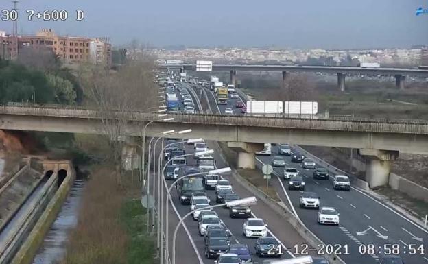 Un accidente y más de 14 kilómetros de atascos complican el tráfico en la V-30 este martes