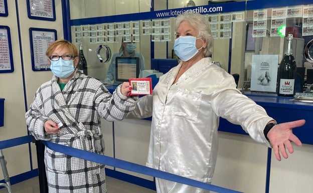 Los vecinos de Alaquàs, en pijama a por los últimos décimos para El Gordo