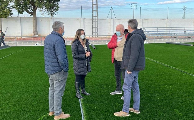 Museros renueva el césped del campo de fútbol y mejora la accesibilidad