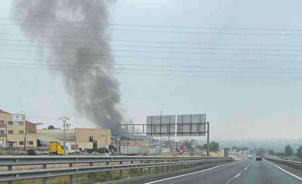 Un incendio destruye una fábrica de máquinas expendedoras en Paterna