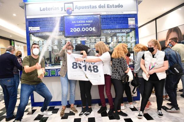 Loteros y clientes de laadministración del centrocomercial El Mirador, deLas Palmas, festejan elpremio Gordo. R. C./