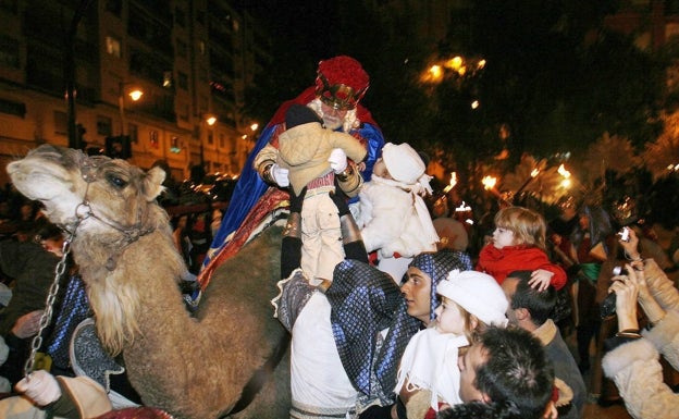 Alcoi prohíbe por primera vez acercarse a los Reyes Magos durante la Cabalgata