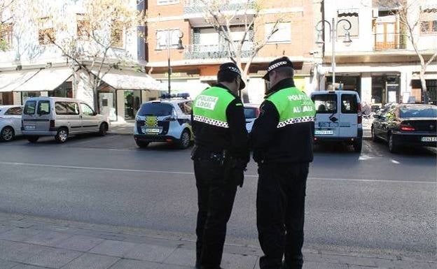Detienen a un hombre que se había autolesionado en el cuello con una botella