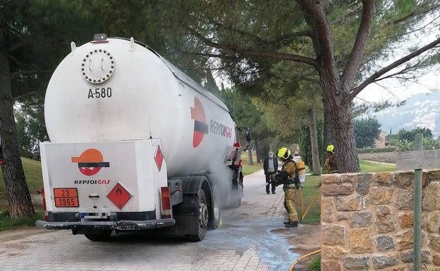 Susto al incendiarse el sistema de frenos de un camión con propano en la carretera de Jesús Pobre