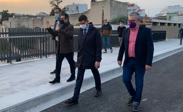 Gandia asfalta el puente de Alicante y abre la entrada al centro tras siete meses de obras