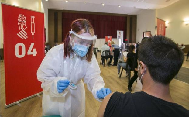 Todo el personal educativo de los colegios e institutos valencianos recibirá la dosis de refuerzo antes de volver a clase el 10 de enero