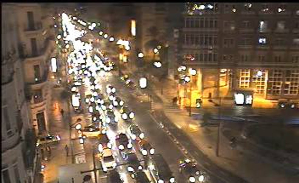 Un aluvión de visitantes a la feria de Navidad de Valencia colapsa la avenida del Puerto