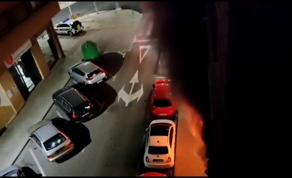 El incendio de un bar obliga a desalojar a una veintena de vecinos en Mislata