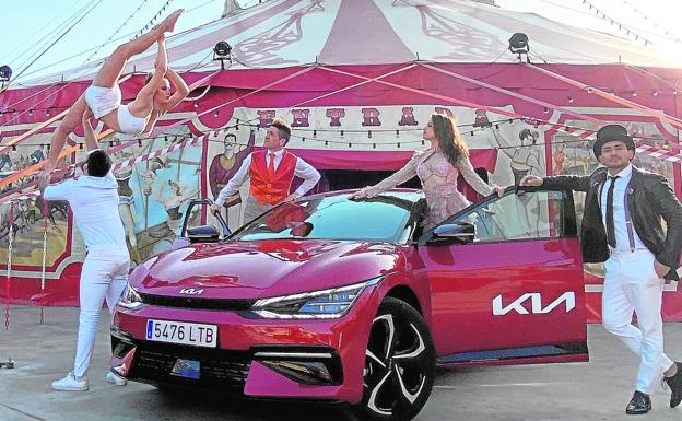 Navidades de circo y ecología con el Kia EV6 y Raluy Legacy