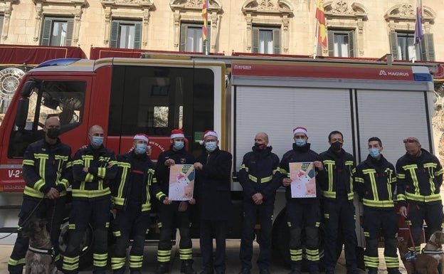 Los bomberos de Alicante inician su tradicional recogida solidaria de juguetes y alimentos