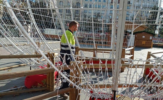 Un sabotaje corta el cableado de las luces navideñas de la plaza del Ayuntamiento de Valencia