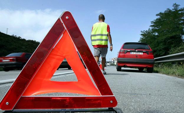 La forma correcta de colocar los triángulos de emergencia, explicada por la Guardia Civil