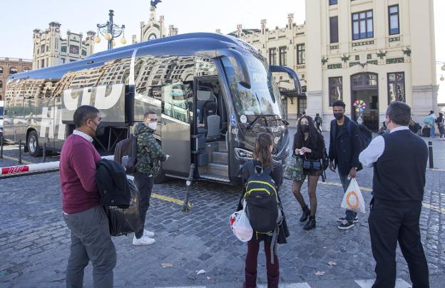 Falta de horarios y más paradas: las quejas a los autobuses de Cercanías