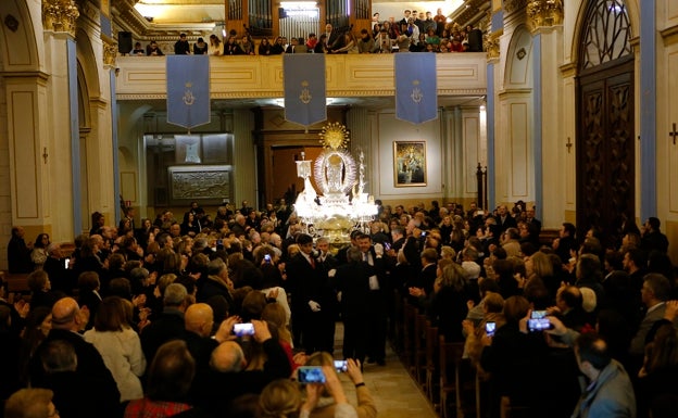 Relevo de camareras en la Asociación de Fiestas de la Purísima de Ontinyent