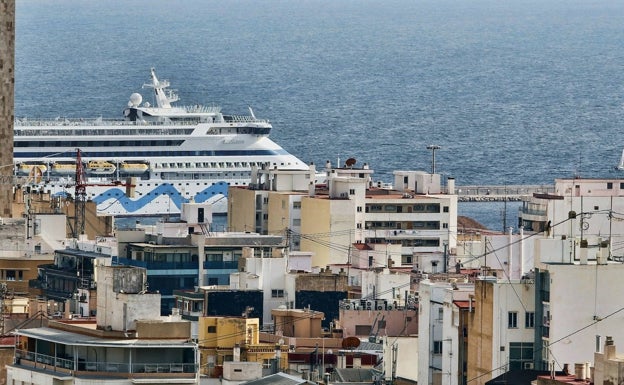 El Ayuntamiento espera que los turistas de cruceros dejen más de 12 millones en Alicante en 2022