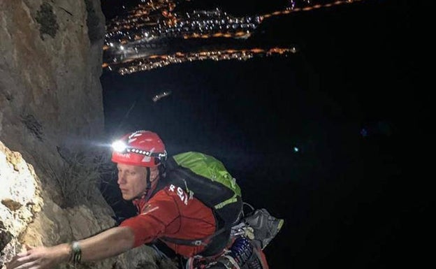 Rescatan a un grupo de escaladores atrapados de madrugada en el monte Ponoig